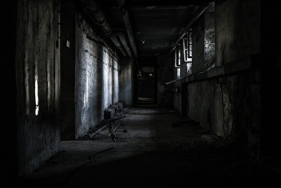 https://pixabay.com/it/photos/banda-scuro-cupo-creepy-perso-776297/