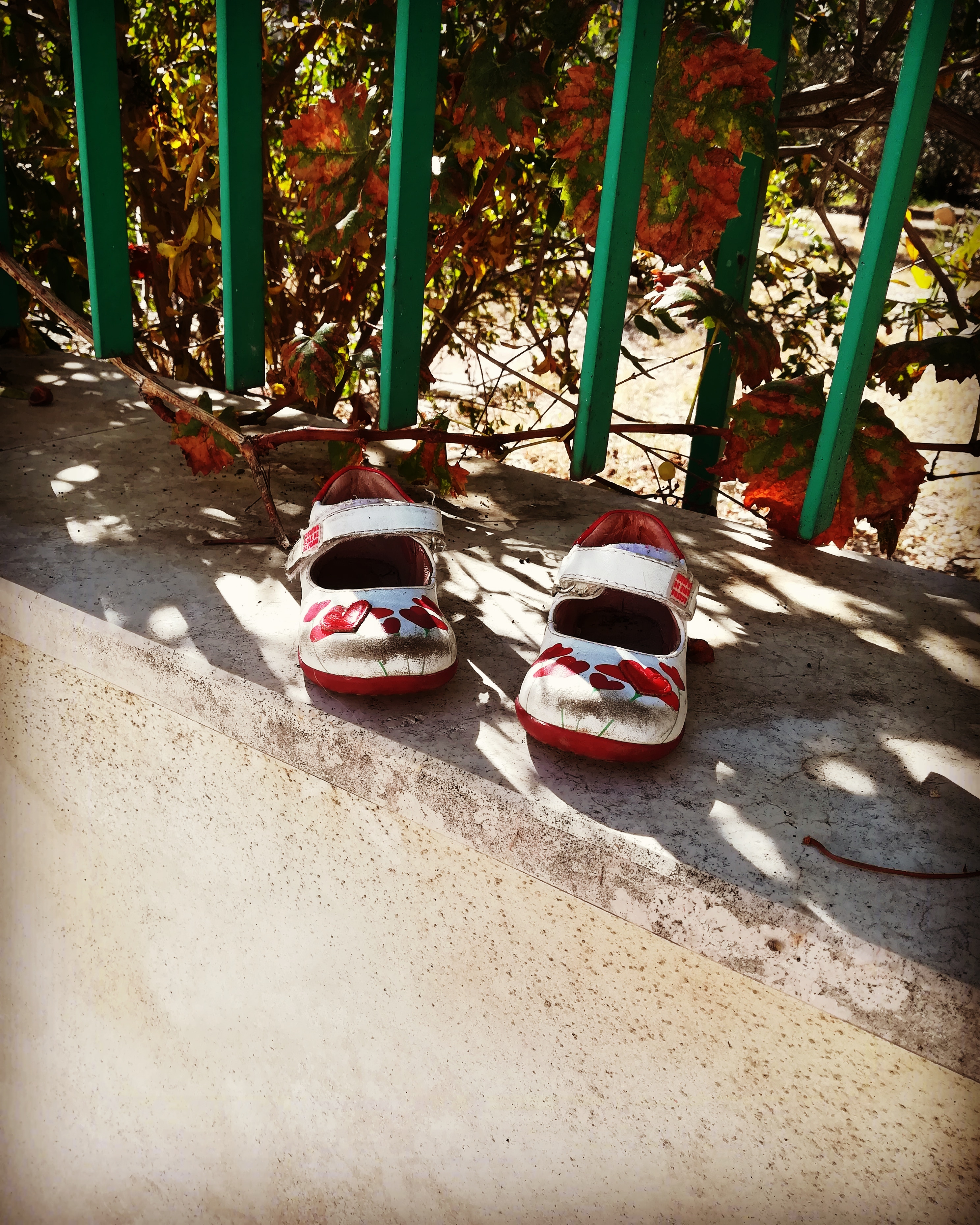 #shoes #scarpine #red #white #lostshoes #abandonedshoes #shoesforkids #saturdaymorning #schuhe #story #mistery #fuoritempofuoriluogo #destinazioneblogger #progettoblog #ilsalottodeiblogger #igers #igerspuglia #igersitalia photoby©MariaDomenicaDepalo